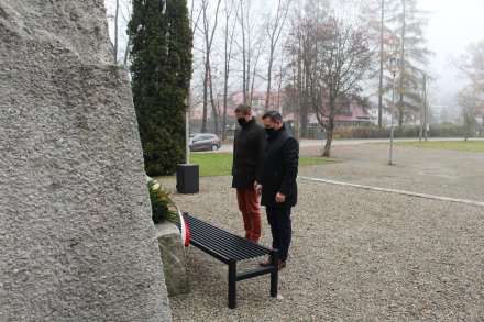 Wieniec składają burmistrz Tomasz Bujok i przewodniczący Rady Miasta Janusz Podżorski
